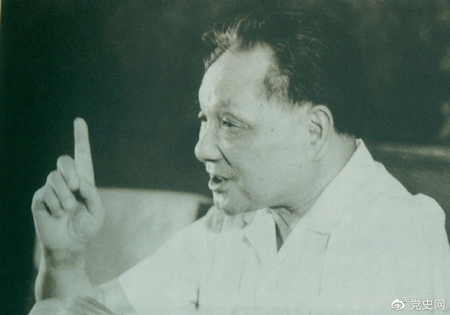 　　1981年6月27日，中共十一屆六中全會(huì)通過(guò)《關(guān)于建國(guó)以來(lái)黨的若干歷史問(wèn)題的決議》。圖為鄧小平在閉幕會(huì)上發(fā)表講話。