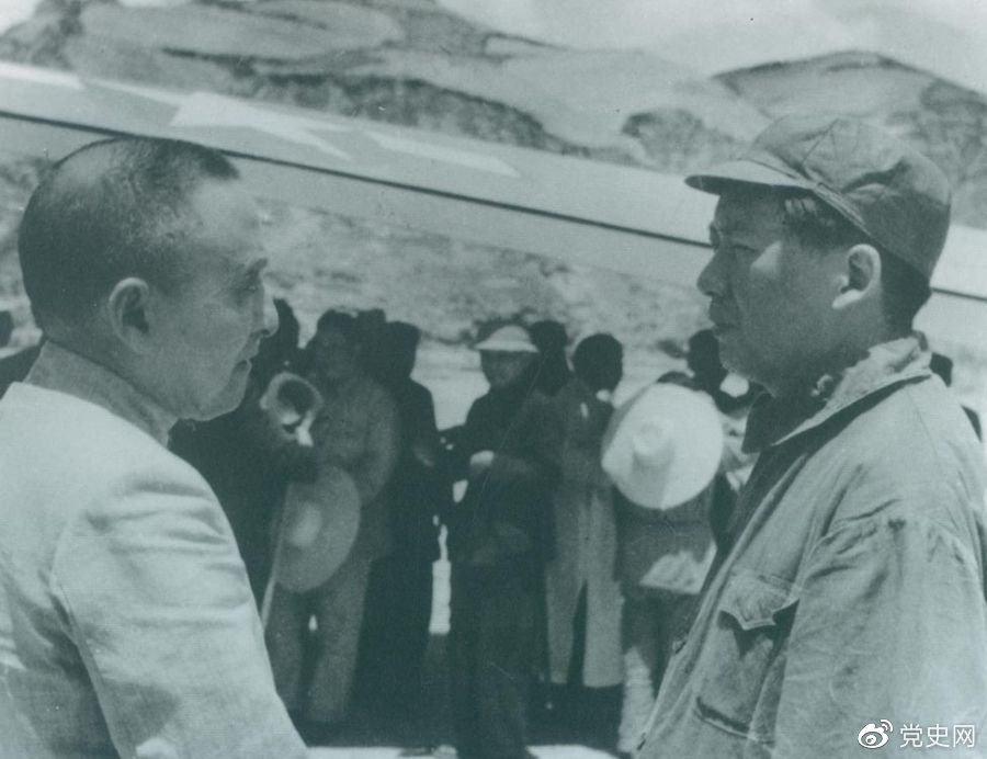 1945年7月1日，毛澤東歡迎黃炎培等民主人士來延安參觀。