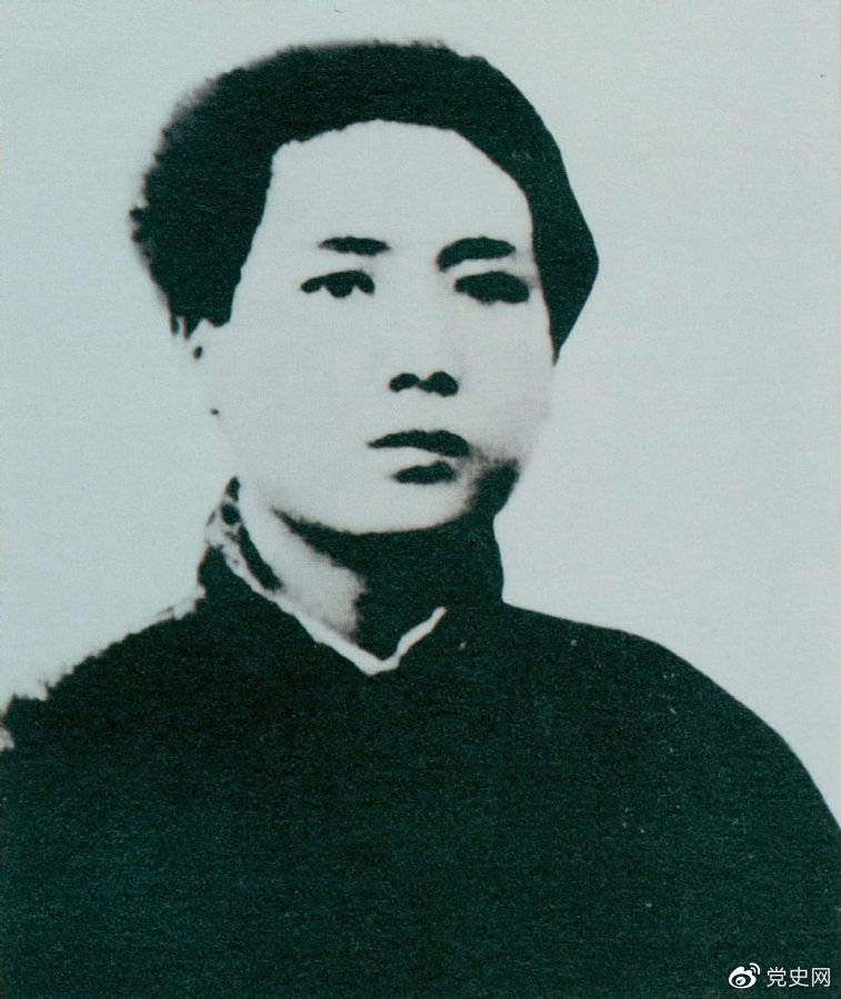 1921年7月，毛澤東赴上海參加中國共產(chǎn)黨第一次代表大會(huì)，成為黨的創(chuàng)始人之一。