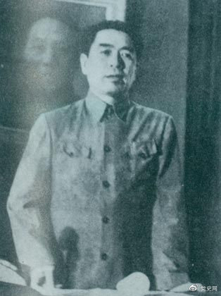 1949年7月6日，周恩來出席中華全國文學藝術(shù)工作者代表大會。圖為周恩來在會上作政治報告。