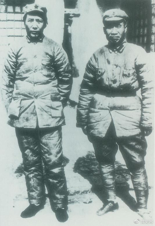 　　1937年7月7日，盧溝橋事變爆發(fā)。8日，中共中央通電全國，號召結(jié)成民族統(tǒng)一戰(zhàn)線抵抗日本侵略者。圖為1936年冬毛澤東和朱德在陜北。