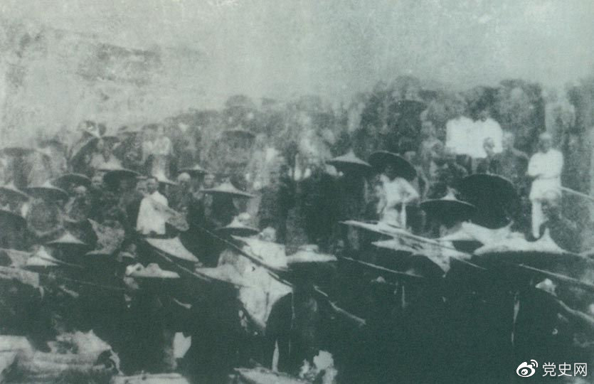 　　1926年7月9日，國(guó)民革命軍開(kāi)始北伐。兩天后，北伐軍的先頭部隊(duì)葉挺獨(dú)立團(tuán)攻占了長(zhǎng)沙。然后向武漢進(jìn)攻。一路上，迅猛發(fā)展的農(nóng)民運(yùn)動(dòng)有力地配合了北伐戰(zhàn)爭(zhēng)。在湖南、江西、湖北，農(nóng)民運(yùn)動(dòng)越來(lái)越引人注目。這是支援北伐戰(zhàn)爭(zhēng)的農(nóng)民自衛(wèi)軍。
