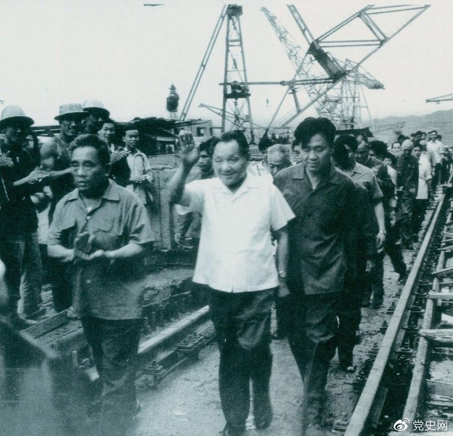 1980年7月12日，鄧小平到葛洲壩水利樞紐工程視察。