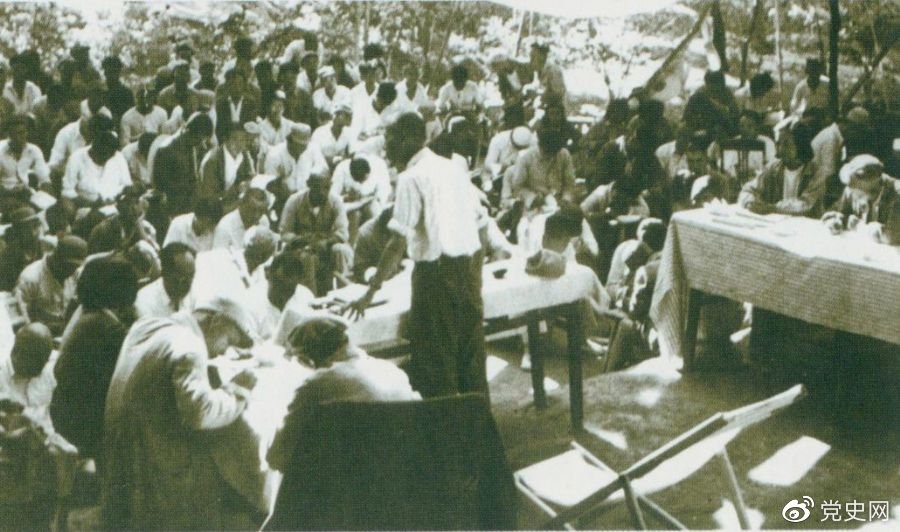 1947年7月17日至9月13日，全國土地會議在河北西柏坡召開。劉少奇主持會議并在會上作報告。