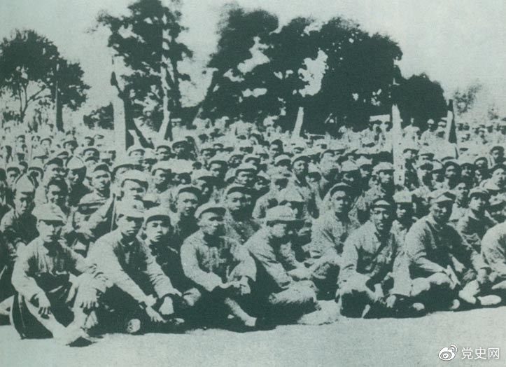 盧溝橋事變后的第11天，1937年7月18日，延安召開(kāi)群眾大會(huì)，毛澤東發(fā)表演說(shuō)。據(jù)當(dāng)時(shí)報(bào)載：“演詞激昂，聽(tīng)眾均摩拳擦掌，熱血沸騰，愿赴抗日戰(zhàn)場(chǎng)，與日寇決一死戰(zhàn)?！?/></p><p>盧溝橋事變后的第11天，1937年7月18日，延安召開(kāi)群眾大會(huì)，毛澤東發(fā)表演說(shuō)。據(jù)當(dāng)時(shí)報(bào)載：“演詞激昂，聽(tīng)眾均摩拳擦掌，熱血沸騰，愿赴抗日戰(zhàn)場(chǎng)，與日寇決一死戰(zhàn)?！?/p><p><br/></p><p>轉(zhuǎn)載：共產(chǎn)黨員網(wǎng)</p>
							
							</div><!-- article-con -->






		<div   id=