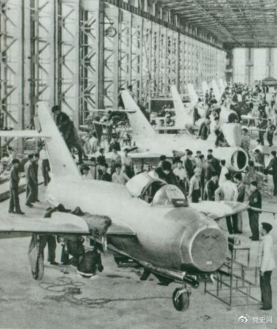 1956年7月19日，國(guó)產(chǎn)第一架?chē)姎馐綉?zhàn)斗機(jī)在沈陽(yáng)首次試飛成功，標(biāo)志著中國(guó)具備了獨(dú)立研制空軍武器裝備的能力。圖為國(guó)產(chǎn)第一批噴氣式飛機(jī)即將出廠。