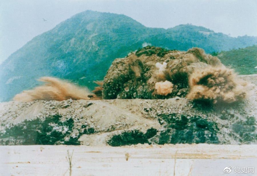 1979年7月20日，深圳蛇口工業(yè)區(qū)的建設(shè)者點燃開山炮時的場面。