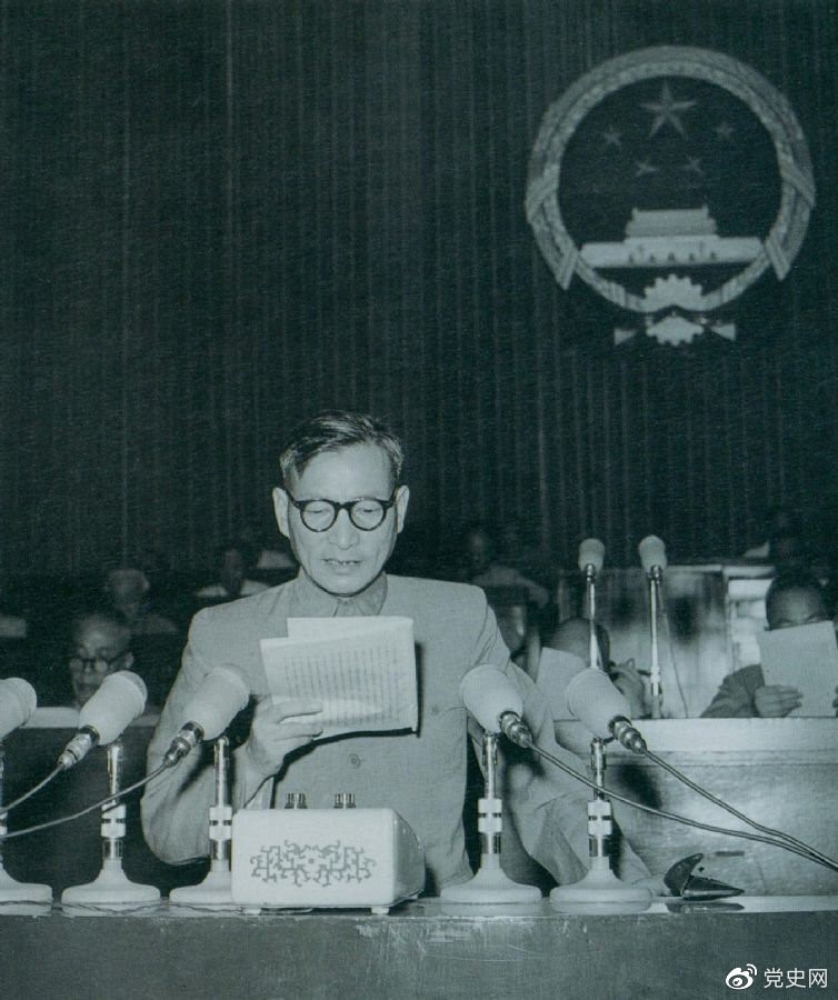 1955年7月，陳云在一屆全國(guó)人大二次會(huì)議上作堅(jiān)持和改進(jìn)糧食統(tǒng)購(gòu)統(tǒng)銷(xiāo)工作的報(bào)告。
