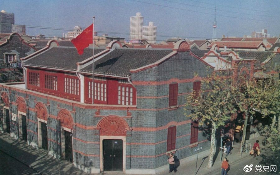 1921年7月23日 中國共產(chǎn)黨第一次全國代表大會在上海法租界望志路106號（今興業(yè)路76號）開幕。最后一天的會議轉(zhuǎn)移到浙江嘉興南湖的游船上舉行。 圖為中共一大會址。