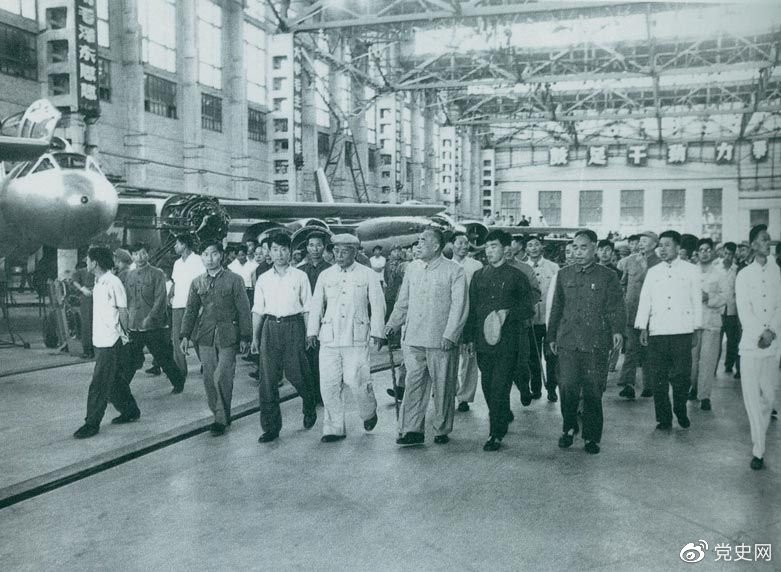 1964年7月31日，朱德視察哈爾濱飛機(jī)制造廠。