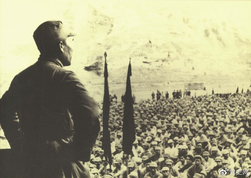 1937年8月后，朱德任中共中央軍委副主席、中央軍委華北軍分會書記、國民革命軍第八路軍總指揮（后為第十八集團軍總司令），指揮八路軍開赴華北抗日前線。圖為朱德對即將開赴前線的八路軍將士講話。
