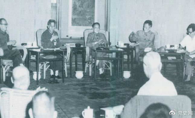 1977年8月4日—8日，鄧小平主持召開科學和教育工作座談會。