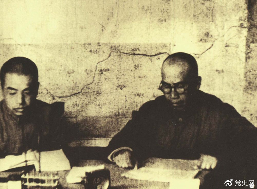 1945年8月，彭德懷任中央軍委副主席兼總參謀長(zhǎng)，協(xié)助毛澤東、朱德指揮對(duì)日軍的大反攻。圖為朱德和彭德懷在延安。