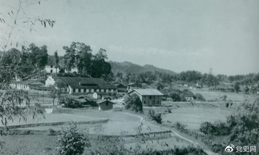 1934年8月，任弼時等率紅六軍團(tuán)9700余人，從橫石和新江口出發(fā)，開始西征。圖為江西遂川縣橫石。