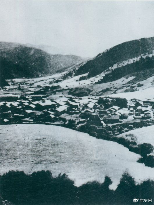 1935年8月20日，中共中央政治局在毛兒蓋召開會(huì)議，作出了《關(guān)于目前戰(zhàn)略方針之補(bǔ)充決定》，再次重申兩河口會(huì)議關(guān)于北上的戰(zhàn)略方針。圖為毛兒蓋。
