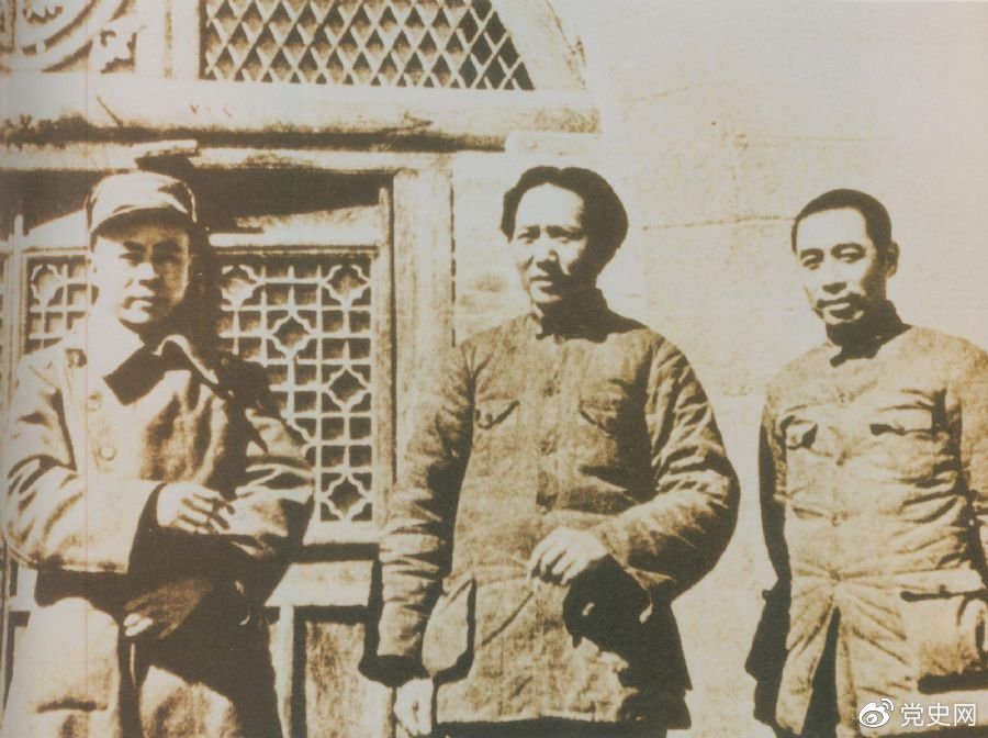 洛川會議上組成了新的中共中央革命軍事委員會，毛澤東為書記（亦稱主席）。這是毛澤東、周恩來和任弼時的合影。