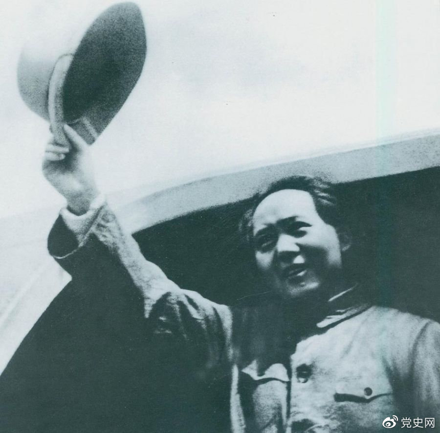 1945年8月28日，毛澤東飛赴重慶時，向前來歡送的延安軍民揮手告別。