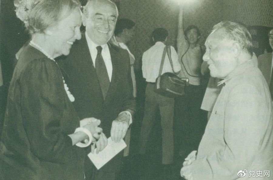 1987年8月29日，鄧小平在會見意大利共產(chǎn)黨領(lǐng)導人約蒂和贊蓋里時指出，中國處在社會主義初級階段。