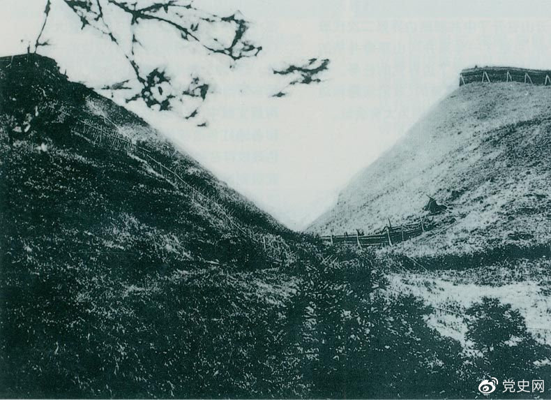 井岡山黃洋界哨口。1928年8月30日，紅軍以不足一個營的兵力，在這里擊退湘贛敵軍的進攻，取得黃洋界保衛(wèi)戰(zhàn)的勝利。至11月，紅軍又打破了兩省敵軍對井岡山根據(jù)地的第二次“會剿”。