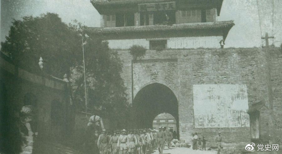 1945年8月下旬，八路軍解放山海關(guān)。