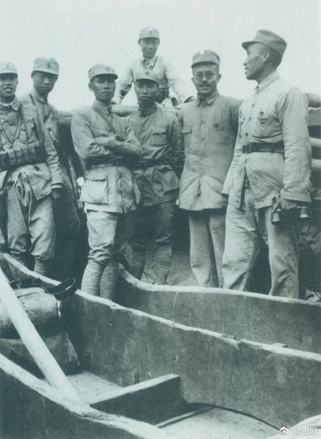 1937年9月，八路軍部分領導人率部東渡黃河，開赴抗日前線。圖為渡船上的八路軍領導人，前排右起：朱德、任弼時、左權。